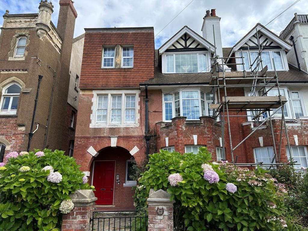 Lot: 136 - SUBSTANTIAL THREE-BEDROOM GARDEN FLAT FOR REFURBISHMENT - External of Property
